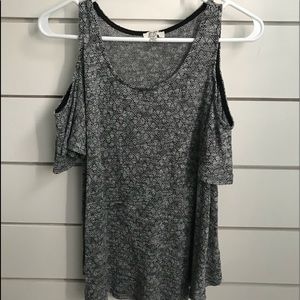 Umgee cold shoulder shirt